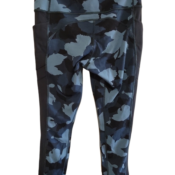 🍄3/$20 SzM Athleta All In Blue Camo Leggings - Picture 2 of 4